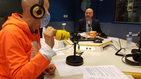 Carme Lluveras entrevista Saül Gordillo a 'El repte de la Lluveras: 9 hores i un minut davant del micròfon', de 12 del migdia a 9 de la nit per l'app i web de Catalunya Ràdio. Barcelona. 9 de març de 2022