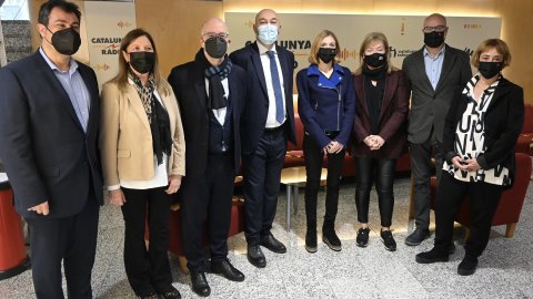 Visita a Catalunya Ràdio del nou consell de govern de la CCMA i de la seva presidenta, Rosa Romà, rebuts pel director del grup d'emissores, Saül Gordillo. Barcelona. 16 de març de 2022
