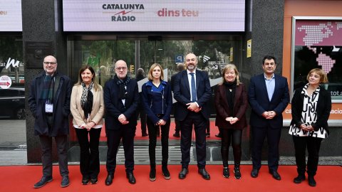 Visita a Catalunya Ràdio del nou consell de govern de la CCMA i de la seva presidenta, Rosa Romà, rebuts pel director del grup d'emissores, Saül Gordillo. Barcelona. 16 de març de 2022