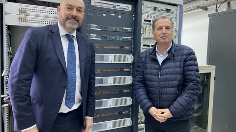 Catalunya Ràdio garanteix la cobertura del 100% de les seves emissions del grup a Vandellòs i l'Hospitalet de l'Infant. Saül Gordillo amb l’alcalde de Vandellòs i l’Hospitalet de l’Infant, Alfons Garcia; Toni Roig, director d’emissions tècniques de televisió i ràdio; Cèlia Fresco, cap de la Unitat d’Infraestructures i Comunicacions de País; Ramon Salat, director Negoci Broadcast de Cellnex; i Roser Vila, de Cellnex. 16 de març de 2022