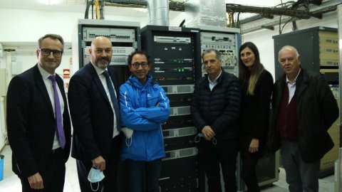Catalunya Ràdio garanteix la cobertura del 100% de les seves emissions del grup a Vandellòs i l'Hospitalet de l'Infant. Saül Gordillo amb l’alcalde de Vandellòs i l’Hospitalet de l’Infant, Alfons Garcia; Toni Roig, director d’emissions tècniques de televisió i ràdio; Cèlia Fresco, cap de la Unitat d’Infraestructures i Comunicacions de País; Ramon Salat, director Negoci Broadcast de Cellnex; i Roser Vila, de Cellnex. 16 de març de 2022
