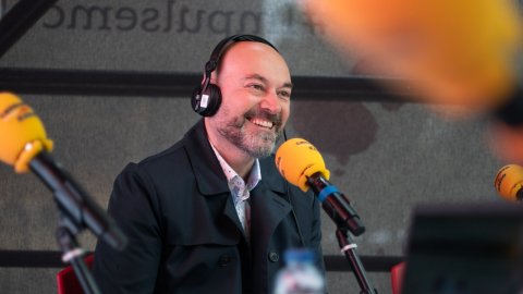 Entrevista de comiat al director de Catalunya Ràdio i dels Mitjans Digitals de la CCMA, Saül Gordillo, amb Laura Rosel i Roger Escapa, en la programació especial de Sant Jordi 2022 al passeig de Gràcia amb Consell de Cent. Barcelona. 23 d’abril de 2022
