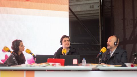 Entrevista de comiat al director de Catalunya Ràdio i dels Mitjans Digitals de la CCMA, Saül Gordillo, amb Laura Rosel i Roger Escapa, en la programació especial de Sant Jordi 2022 al passeig de Gràcia amb Consell de Cent. Barcelona. 23 d’abril de 2022