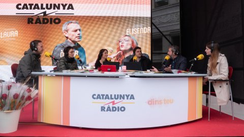 Programació especial de Catalunya Ràdio de Sant Jordi 2022 al passeig de Gràcia amb Consell de Cent. Barcelona. 23 d’abril de 2022