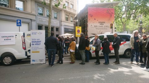 Programació especial de Catalunya Ràdio de Sant Jordi 2022 al passeig de Gràcia amb Consell de Cent, amb la campanya Donants de veu. Barcelona. 23 d’abril de 2022