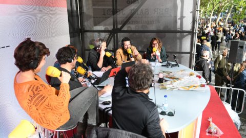 Programació especial de Catalunya Ràdio de Sant Jordi 2022 al passeig de Gràcia amb Consell de Cent. Barcelona. 23 d’abril de 2022