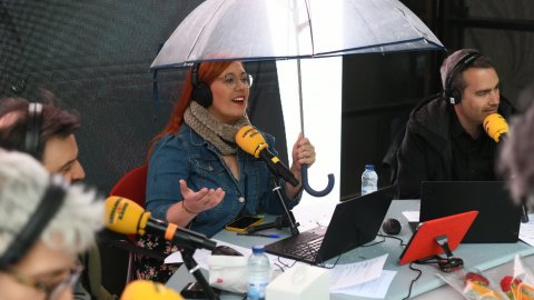 Programació especial de Catalunya Ràdio de Sant Jordi 2022 al passeig de Gràcia amb Consell de Cent. Barcelona. 23 d’abril de 2022
