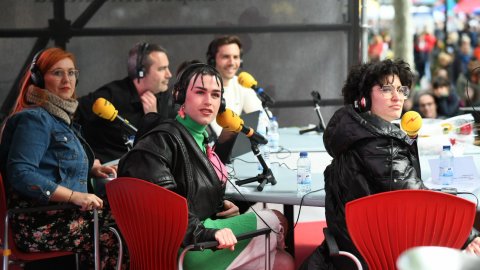 Programació especial de Catalunya Ràdio de Sant Jordi 2022 al passeig de Gràcia amb Consell de Cent. Barcelona. 23 d’abril de 2022