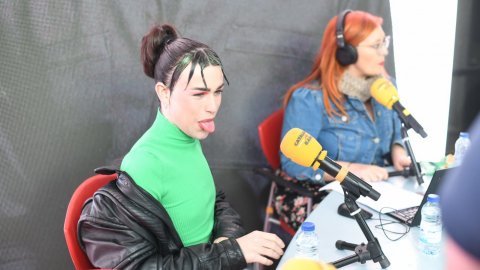Programació especial de Catalunya Ràdio de Sant Jordi 2022 al passeig de Gràcia amb Consell de Cent. Barcelona. 23 d’abril de 2022