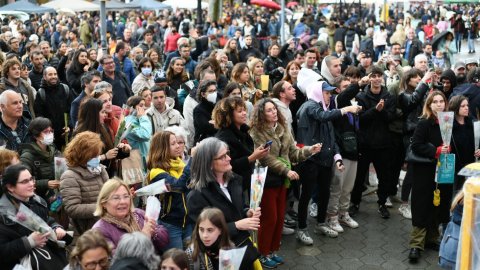 Programació especial de Catalunya Ràdio de Sant Jordi 2022 al passeig de Gràcia amb Consell de Cent. Barcelona. 23 d’abril de 2022
