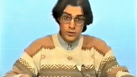 El periodista Saül Gordillo presenta els continguts de la revista Repòrter del febrer de 1993 al noticiari de Calella Televisió, presentat per Jordi Caupena. Calella. Febrer de 1993