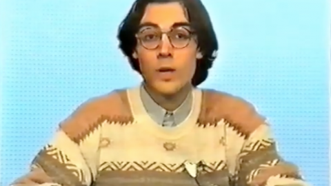El periodista Saül Gordillo presenta els continguts de la revista Repòrter del febrer de 1993 al noticiari de Calella Televisió, presentat per Jordi Caupena. Calella. Febrer de 1993