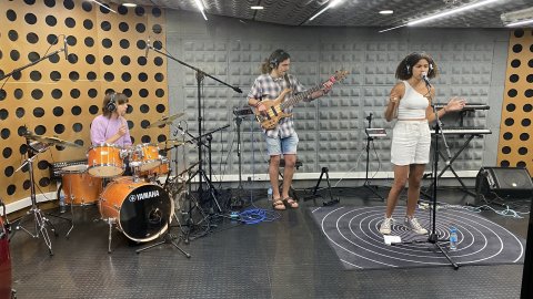 Inauguració de l’estudi d’àudio del Tecnocampus, adscrit a la Universitat Pompeu Fabra, i conferència del periodista Saül Gordillo sobre innovació audiovisual i noves audiències. Actuació del grup Nounee. Mataró. 30 de juny de 2022