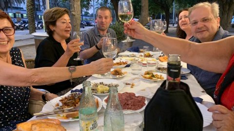 Sopar de final de temporada de Televisió Mataró amb els tertulians del programa Mataró al dia, el seu presentador Francesc Andrés i el director de Mataró Audiovisual, Oriol Burgada, al restaurant Can Margarit. Mataró. 7 de juliol de 2022