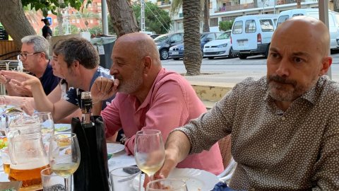 Sopar de final de temporada de Televisió Mataró amb els tertulians del programa Mataró al dia, el seu presentador Francesc Andrés i el director de Mataró Audiovisual, Oriol Burgada, al restaurant Can Margarit. Mataró. 7 de juliol de 2022