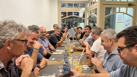 Sopar del moro. Des de fa 29 anys un grup d’amics sopem cada 28 de juliol per la festa major de Les Santes de Mataró, a la pizzeria El Fanalet. Mataró. 28 de juliol de 2022