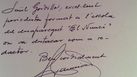 "Per al bon amic Saül Gordillo, excel•lent periodista format a l'escola del desaparegut 'El Nunci', on va destacar com a redactor. Ben cordialment". Francesc Grau i Viader, Calella, 23-11-94. 'Com unes ales de gavina i altres contes'