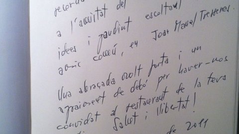 "Per en Saül Gordillo recordant una vesprada a l'amistat del casal, compartint idees i gaudint escoltant a un amic comú, en Joan Manuel Tresserras. Una abraçada molt forta i un agraiment de debò per haver-nos convidat al restaurant de la teva família. Salut i llibertat!" Lluís Cabrera. 'Catalunya serà impura o no serà'. Calella. 18-03-11