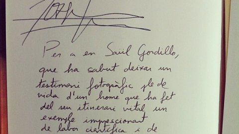 "Per a l'amic Saül, amb agraïment" Josep Ferrer "Per a en Saül Gordillo, que ha sabut deixar un testimoni fotogràfic ple de vida d'un home que ha fet del seu itinerari vital un exemple impressionant de labor científica i de servei al país. Amb els meus sentiments d'amistat" Carles Duarte. 'Àlbum Coromines'. 28-06-97