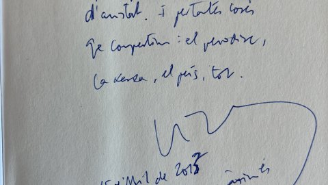 "Al meu gran amic Saül. Agraït per tants i tants anys d'amistat. I per tantes coses que compartim: el periodisme, la xarxa, el país, tot. Vicent. La independència com a màxim és 3 anys i mig després de la Declaració de Sobirania. Sopar a ta casa." Vicent Partal. 15-04-13 