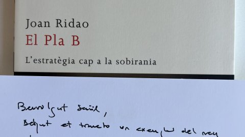 "Benvolgut Saül, adjunt et trameto un exemplar del meu darrer llibre, i la invitació per la presentació. Seràs com sempre benvingut. Gràcies per anticipat". Joan Ridao. Setembre de 2007.
