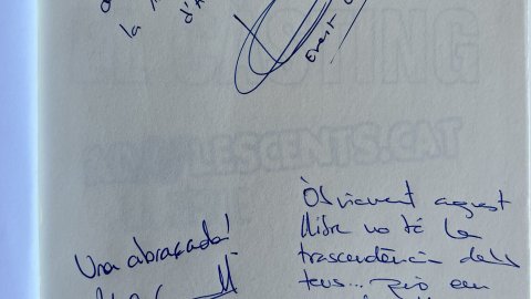 "Saül, desitjo que gaudeixis la primera novel·la de ficció d'Adolescents.cat! Una abraçada". Ernest Codina. "Una abraçada!". Roger Carandell. "Òbviament aquest llibre no té la trascendència dels teus... però ens en fa il·lusió que el tinguis! És la nostra primera novel·la juvenil! Petons!" Núria Codina. 'El càsting'. Març del 2015