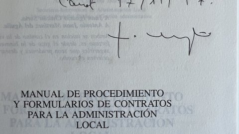 "Al sr. Saul Gordillo, joven periodista, al que deseo una trayectoria limpia y llena de éxitos." Luis Chacón Ortega. 'Manual de procedimiento y formularios de contratos para la administración local'. Canet de Mar. 17-11-97
