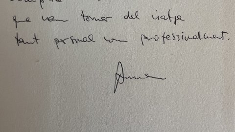 "Pel Saul, que ha estat tan còmplice i col·laborador des que vam tornar del viatge tant personal com professionalment. Anna". Ana Tortajada. 'El grito silenciado'. Diario de un viaje a Afganistán'. 2001