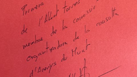 "Primera dedicatòria de l'Albert Tarrés membre de la comissió organitzadora de la consulta d'Arenys de Munt." Albert Tarrés. '13S Consulta Arenys de Munt comença a decidir'. Arenys de Munt. 13-05-14