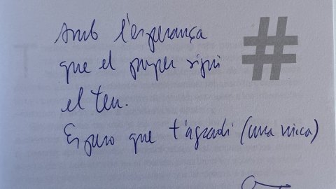 "Amb l'esperança que el proper sigui el teu. Espero que t'agradi (una mica)". Josep Lluís Micó. 'El #periodismo en 140 tuits'. Octubre de 2015