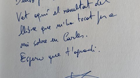 "Benvolgut Saül. Vet aquí el resultat del llibre que m'ha tocat fer a mi sobre en Carles. Espero que t'agradi." Pep Riera. 'Em dic Carles. De què està fet el president'. Març de 2016 