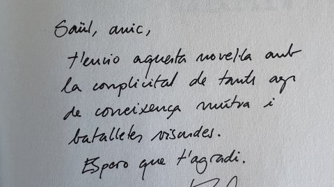 "Saül, amic, t'envio aquesta novel·la amb la complicitat de tants anys de coneixença mútua i batalletes viscudes. Espero que t'agradi." Laura Pinyol. 'El risc més gran'. Gener de 2018