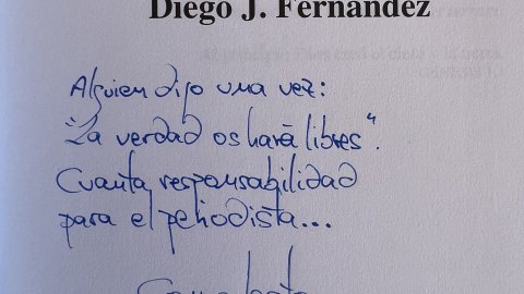 "Alguien dijo una vez: 'La verdad os hará libres'. Cuanta responsabilidad para el periodista... Con afecto". Diego J. Fernández. 'Lux Mundi'. 15-03-17