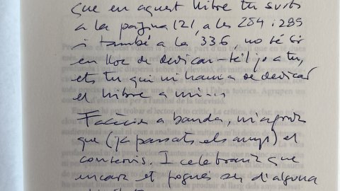 "Saül, si tenim en compte que en aquest llibre tu surts a la pàgina 121, a les 254 i 285 i també a la 336, no sé si en lloc de dedicar-te'l jo a tu, ets tu qui mi hauria de dedicar el llibre a mi. Facècia a banda, m'agrada que (ja passats els anys) el conservis. I celebraria que encara et pogués ser d'alguna utilitat. Cordialment". Joaquim M. Puyal i Ortiga. 'Aicnàlubma'. Setembre de 2020