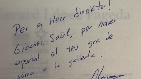 "Per a Herr direktor! Gràcies, Saül, per haver aportat el teu gra de sorra a la galleda!". Gerard López Fageda. 'Treu la galleda! (El català s'enfonsa, però tu el pots salvar)'. Març de 2022
