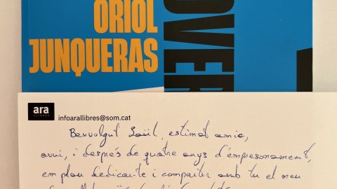 "Benvolgut Saül, estimat amic, avui, i després de quatre anys d'empresonament, em plau dedicar-te i compartir amb tu el meu darrer llibre, 'Contra l'adversitat'. Gràcies per ser-hi sempre!". Oriol Junqueras. 'Contra l'adversitat'. Juny de 2021