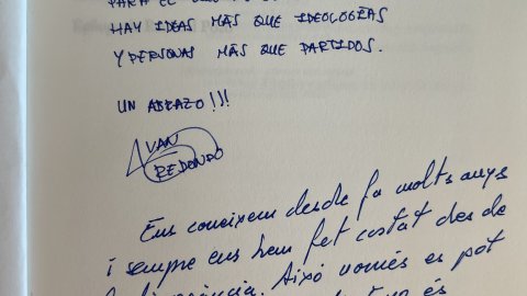 "Para Saül: detrás de la política, para el que lo sepa ver, hay ideas más que ideologías y personas más que partidos. Un abrazo!". Iván Redondo. "Ens coneixem des de fa molts anys i sempre ens hem fet costat des de la discrepància. Això només es pot fer des de l'amistat. I no és possible si davant no n'hi ha una bona persona". Toni Bolaño. 'Moncloa. Iván Redondo. La política o el arte de lo que no se ve'. Octubre de 2021