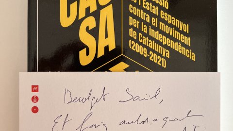 "Benvolgut Saül, et faig arribar aquest llibre on tu n'ets involuntari protagonista. Una abraçada". Jordi Panyella. 'Causa general. La repressió de l'Estat espanyol contra el moviment per la independència de Catalunya (2009-2021)'. Gener de 2022