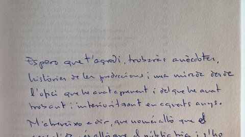 "Espero que t'agradi, trobaràs anècdotes, històries de les produccions i una mirada desde l'ofici que he anant aprenent i del que he anat trobant i interioritzant en aquests anys. M'atreveixo a dir que només allò que et consolida és allò que el públic tria i s'ho fa seu, i mai allò que els prescriptors creuen o creiem que es consolidarà. Una abraçada". Àlex Eslava. 'Discmedi Produccions Discogràfiques. 30 anys'. Juny de 2019