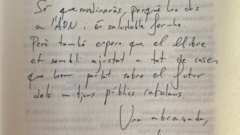 "Benvolgut Saül, sé que rondinaràs perquè ho dus a l'ADN i és saludable fer-ho. Però també espero que el llibre et sembli ajustat a tot de coses que hem parlat sobre el futur dels mitjans públics catalans. Una abraçada". Àlex Gutiérrez. 'Objectiu TV3. El relat definitiu d'una televisió sempre en el punt de mira'. 03-11-21