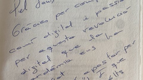 "Pel Saül, gràcies per compartir camí digital i passió per aquesta revolució digital que la pandèmia ens ha avançat. Gràcies per apostar per la 'Revolució'! I que sigui per molts anys! Petons!". Xantal Llavina. '#Somdigitals. Quins seran els protagonistes de la revolució digital?'. 06-10-20