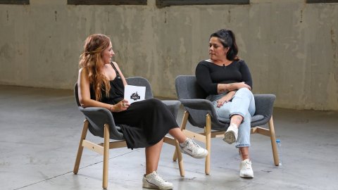 La Fábrica de Gabriel Rufián amb la il·lustradora i dibuixant de vinyetes Flavita Banana, a 8tv i YouTube. Intervé el periodista Saül Gordillo, director de Principal. Barcelona. 18 de setembre de 2022