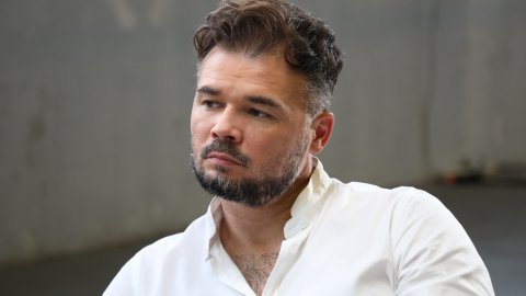 La Fábrica de Gabriel Rufián amb la il·lustradora i dibuixant de vinyetes Flavita Banana, a 8tv i YouTube. Intervé el periodista Saül Gordillo, director de Principal. Barcelona. 18 de setembre de 2022