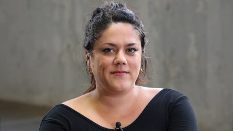 La Fábrica de Gabriel Rufián amb la il·lustradora i dibuixant de vinyetes Flavita Banana, a 8tv i YouTube. Intervé el periodista Saül Gordillo, director de Principal. Barcelona. 18 de setembre de 2022