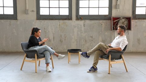 La Fábrica de Gabriel Rufián amb la il·lustradora i dibuixant de vinyetes Flavita Banana, a 8tv i YouTube. Intervé el periodista Saül Gordillo, director de Principal. Barcelona. 18 de setembre de 2022