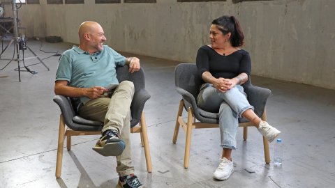 La Fábrica de Gabriel Rufián amb la il·lustradora i dibuixant de vinyetes Flavita Banana, a 8tv i YouTube. Intervé el periodista Saül Gordillo, director de Principal. Barcelona. 18 de setembre de 2022