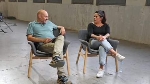 La Fábrica de Gabriel Rufián amb la il·lustradora i dibuixant de vinyetes Flavita Banana, a 8tv i YouTube. Intervé el periodista Saül Gordillo, director de Principal. Barcelona. 18 de setembre de 2022