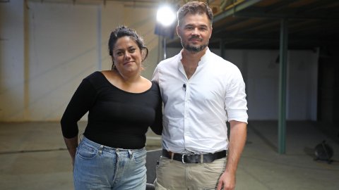 La Fábrica de Gabriel Rufián amb la il·lustradora i dibuixant de vinyetes Flavita Banana, a 8tv i YouTube. Intervé el periodista Saül Gordillo, director de Principal. Barcelona. 18 de setembre de 2022