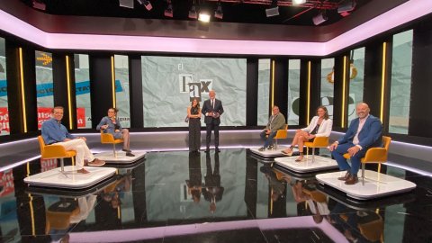 El director de Principal, Saül Gordillo, a El Fax de 8tv amb Eduard Pujol i Elisabet Cortiles i els tertulians Lluís Carrasco, Esperanza Garcia, Joan Julibert i Pilar Carracelas. Sant Just Desvern. 24 de setembre de 2022