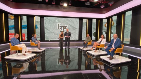 El director de Principal, Saül Gordillo, a El Fax de 8tv amb Eduard Pujol i Elisabet Cortiles i els tertulians Lluís Carrasco, Esperanza Garcia, Joan Julibert i Pilar Carracelas. Sant Just Desvern. 24 de setembre de 2022